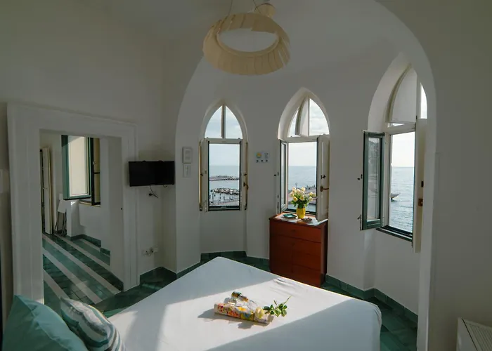 ゲストハウス ディモーレ デ ルカ シー ビュー 4*