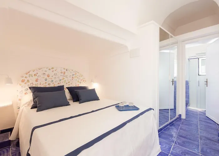 ゲストハウス ディモーレ デ ルカ シー ビュー 4*